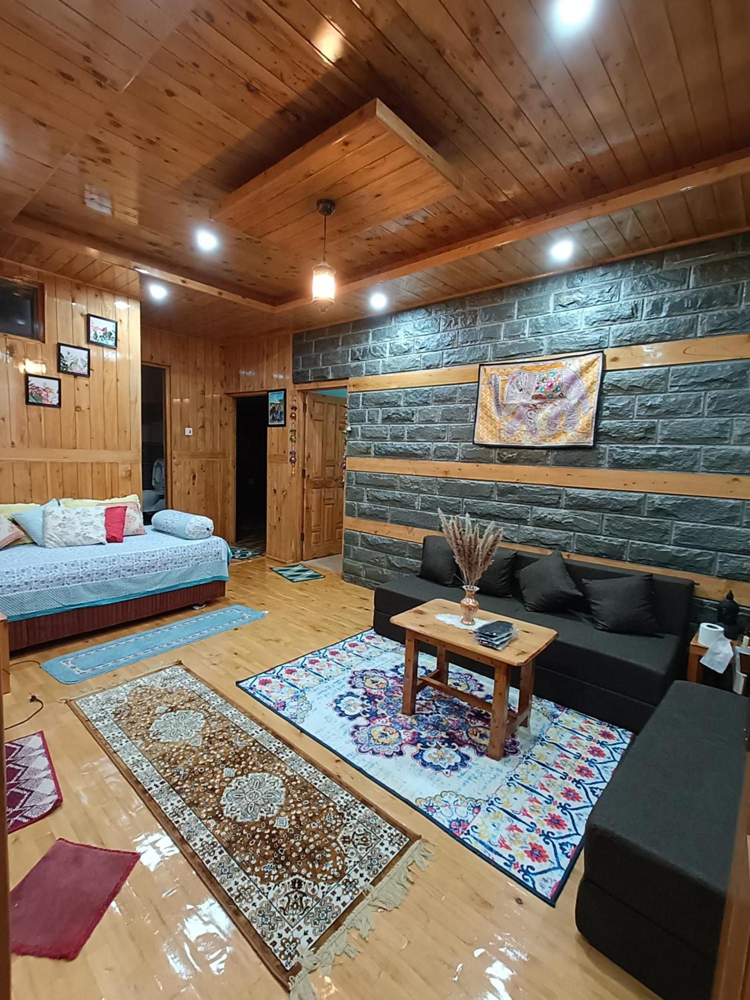 Ishan Log Huts-A Boutique Home Stay Banjār Kültér fotó